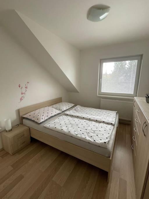 Ліжко або ліжка в номері Sladký apartmán