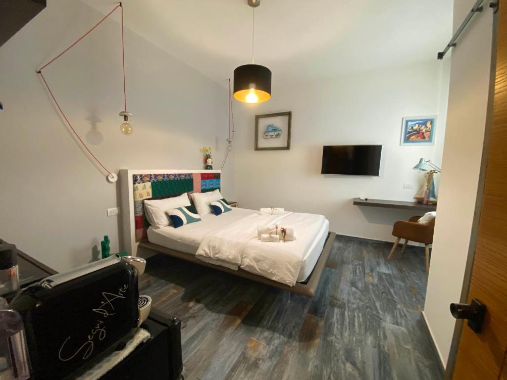 Een bed of bedden in een kamer bij S'accabbadora Guest House