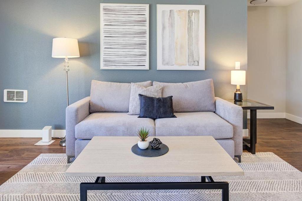 een woonkamer met een bank en een salontafel bij Landing Modern Apartment with Amazing Amenities (ID5476X22) in Foster City
