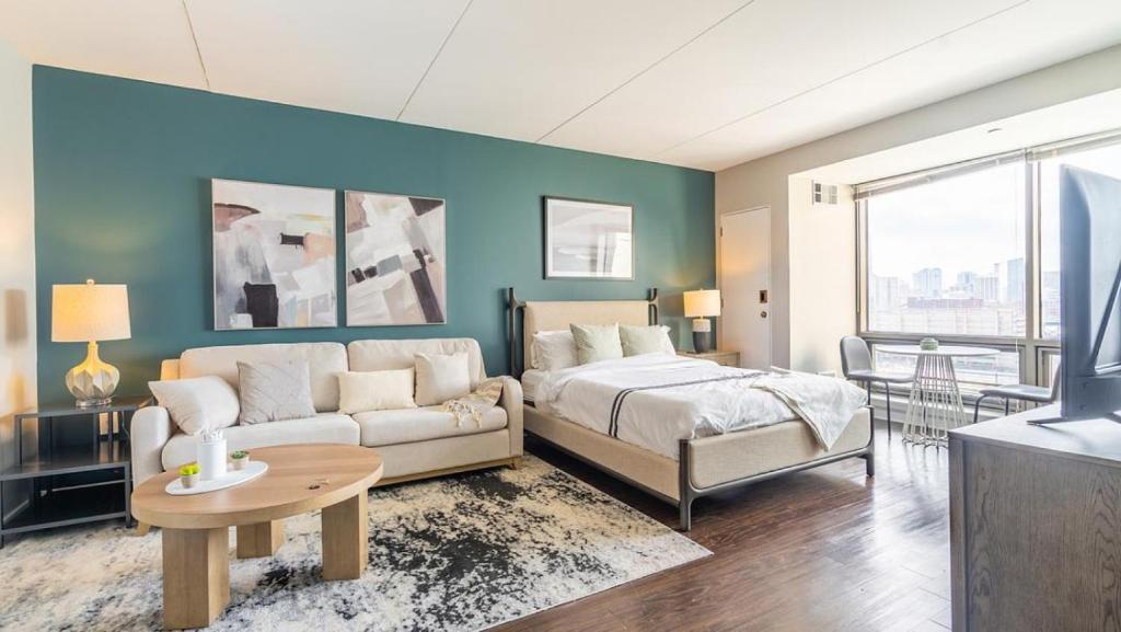 una camera con letto, divano e tavolo di Landing Modern Apartment with Amazing Amenities (ID2753X96) a Philadelphia