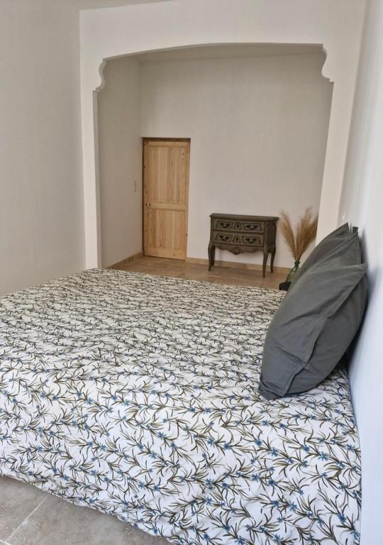 Postel nebo postele na pokoji v ubytování Appartement de charme - CARPENTRAS - Rendez-vous en Provence