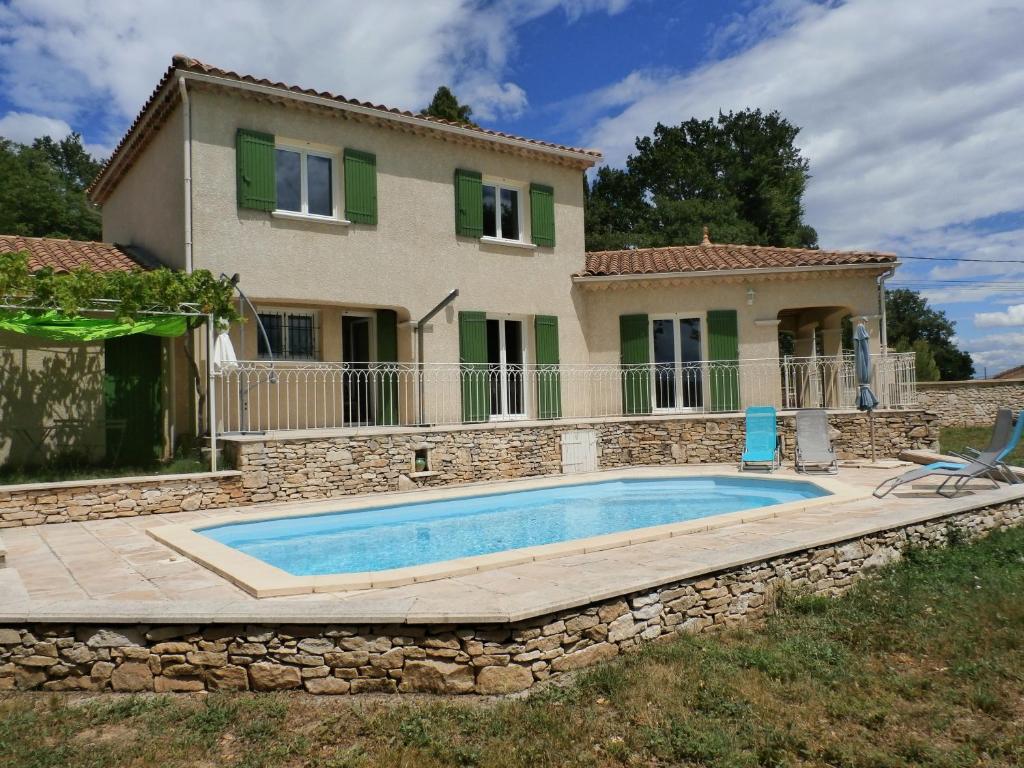 une maison avec une piscine devant une maison dans l'établissement Loumasfasua, à Saint-Marcel-dʼArdèche