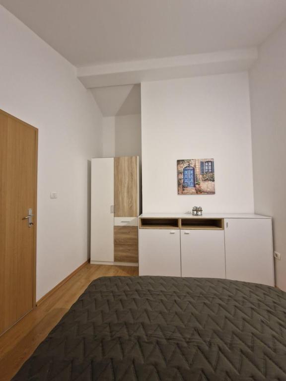 een lege kamer met witte muren en witte kasten bij Apartment Lea in Ližnjan