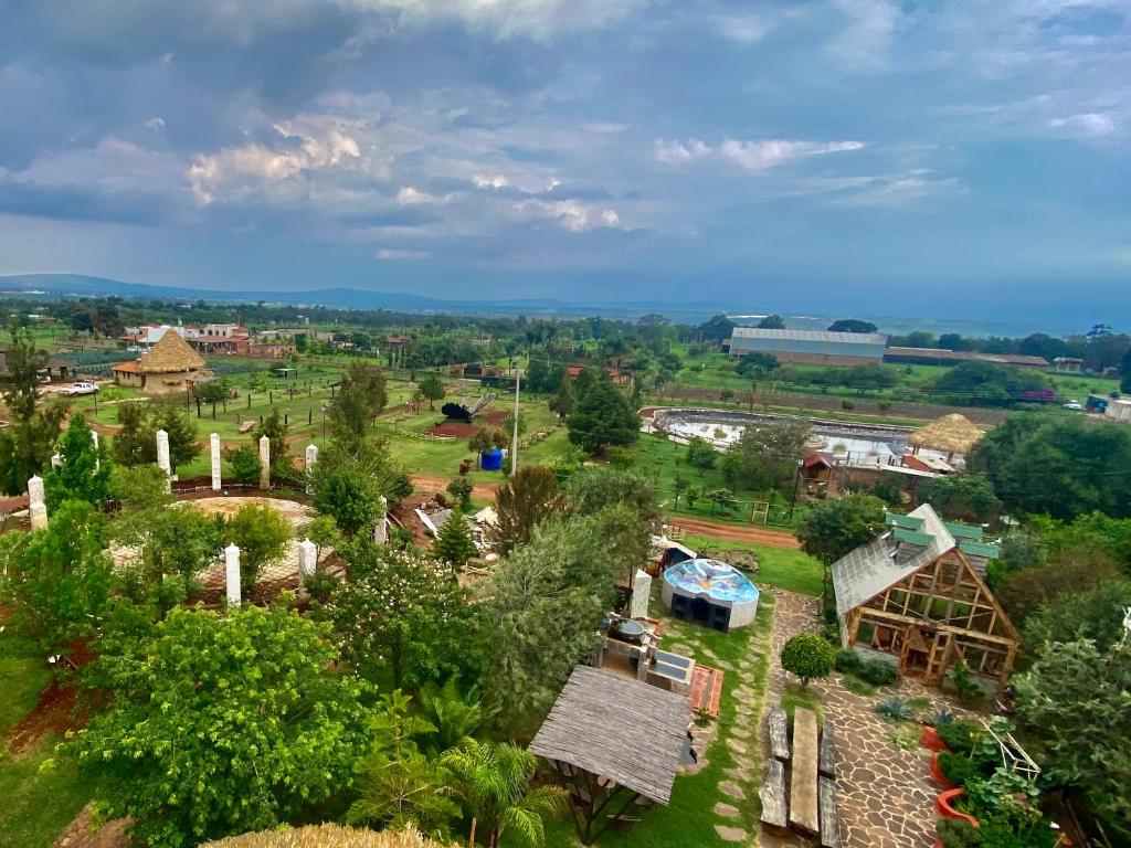 una vista aerea di un piccolo villaggio con case e alberi di Finca el Péndulo a Tepatitlán de Morelos