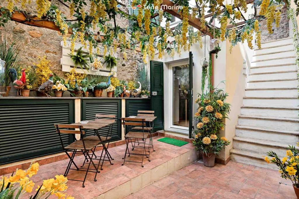 un patio avec des chaises et des tables dans un bâtiment dans l'établissement Mia Home, Terre Marine, à Riomaggiore