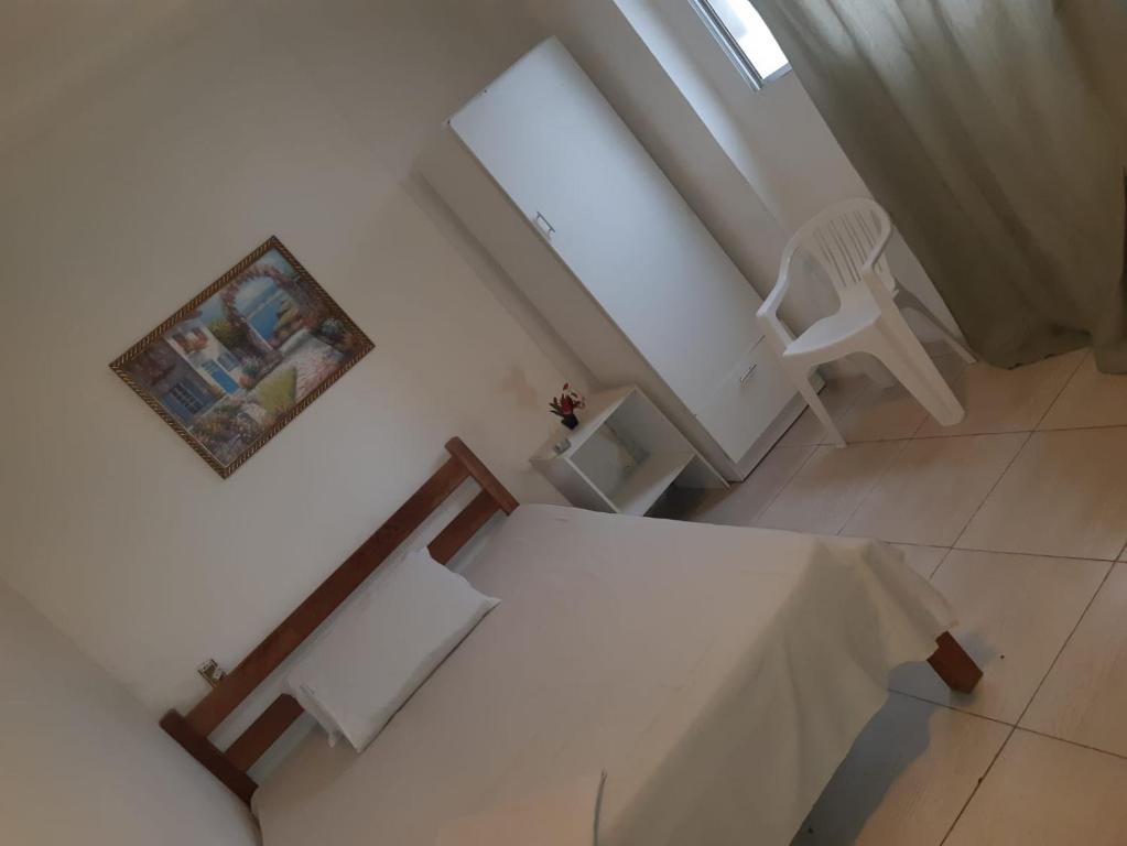 Biały pokój ze stołem i krzesłem w obiekcie Hotel Itapuã Al Mare w mieście Salvador