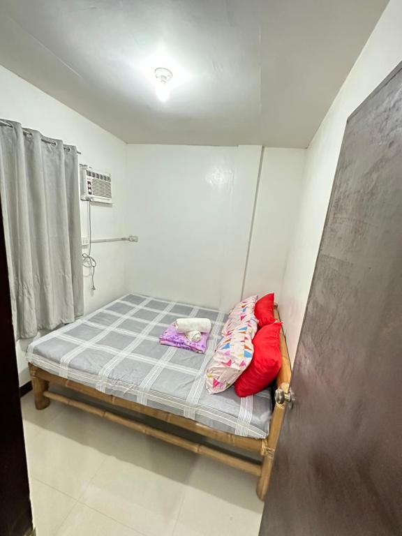 Säng eller sängar i ett rum på 2 Bedrooms 50 sqm fully furnished in Brgy Suizo Tarlac with WIFI