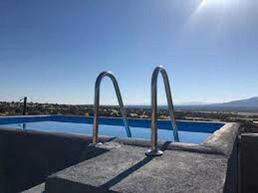 una piscina con dos mangos en el lateral en Cincosombreros, en Gallegos de San Vicente