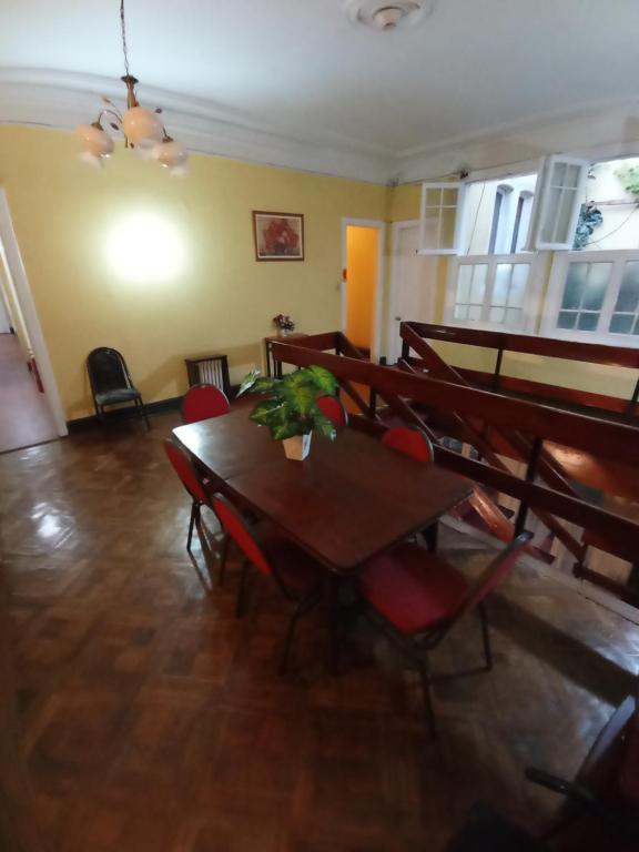 jadalnia z drewnianym stołem i krzesłami w obiekcie Hotel Paris Ltda. w mieście Santiago