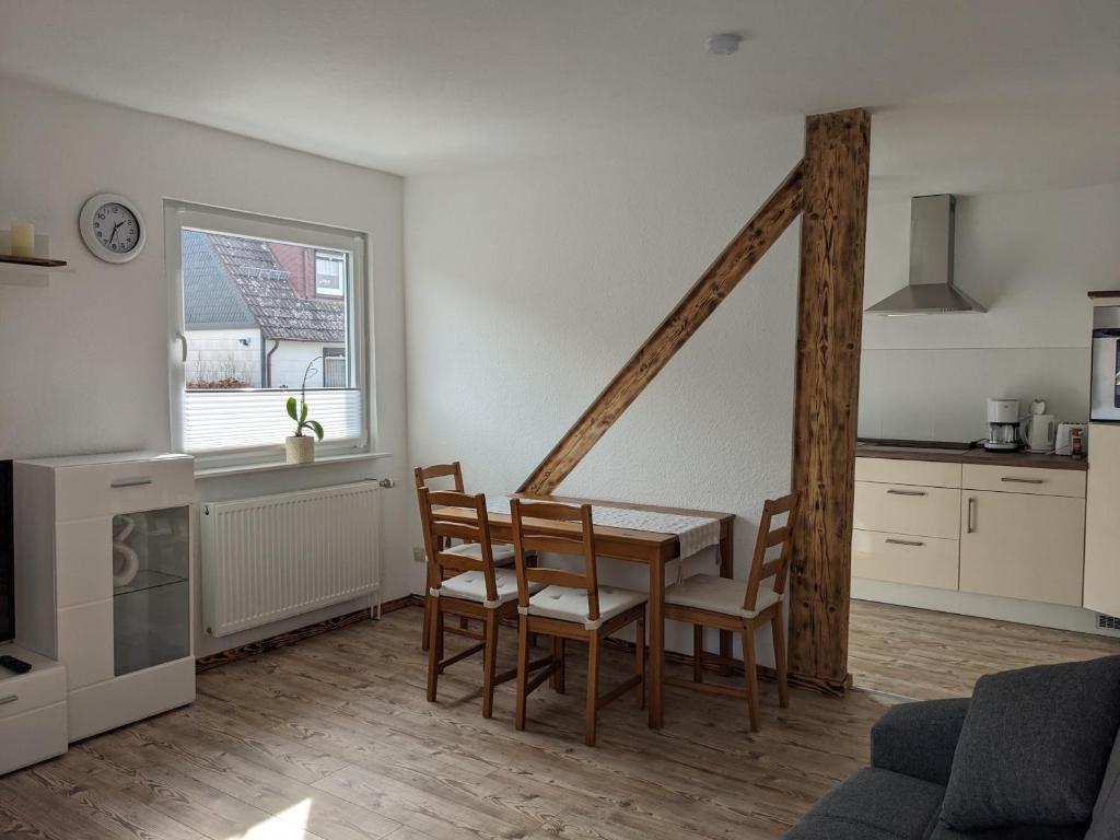 eine Küche und ein Esszimmer mit einem Tisch und Stühlen in der Unterkunft Ferienwohnung Bergoase in Goslar