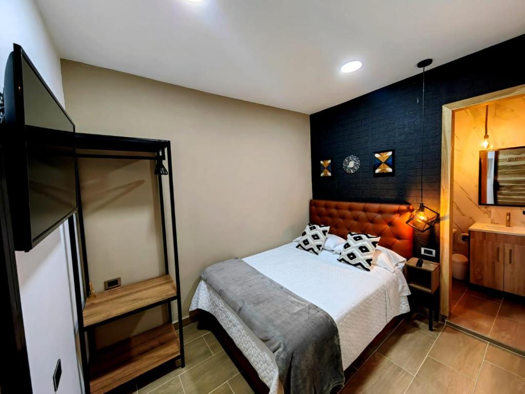 a bedroom with a bed and a sink at Cálida Habitación privada a 20 mt del parque in Salento
