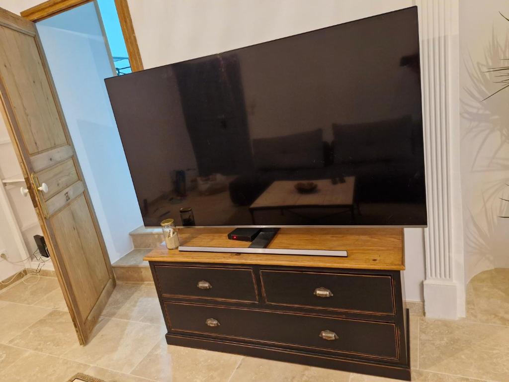 TV a/nebo společenská místnost v ubytování Appartement de charme - CARPENTRAS - Rendez-vous en Provence