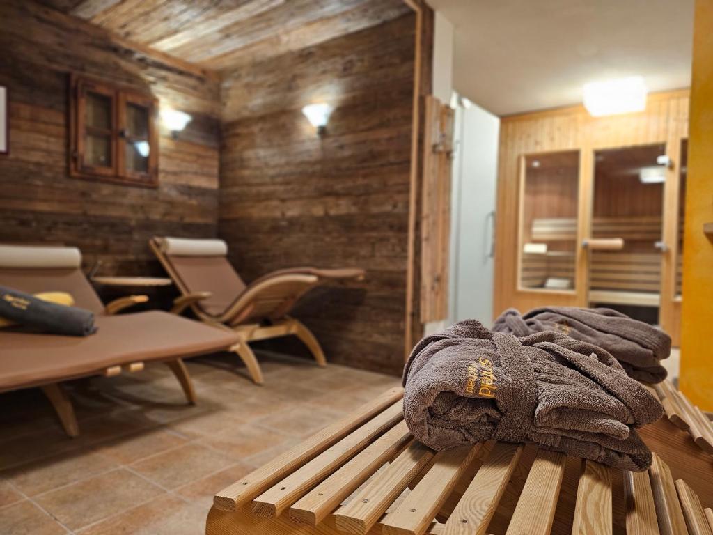 フラッハウにあるUrlaubsland Sonnfeldの木造の部屋(ベンチ、タオル付)