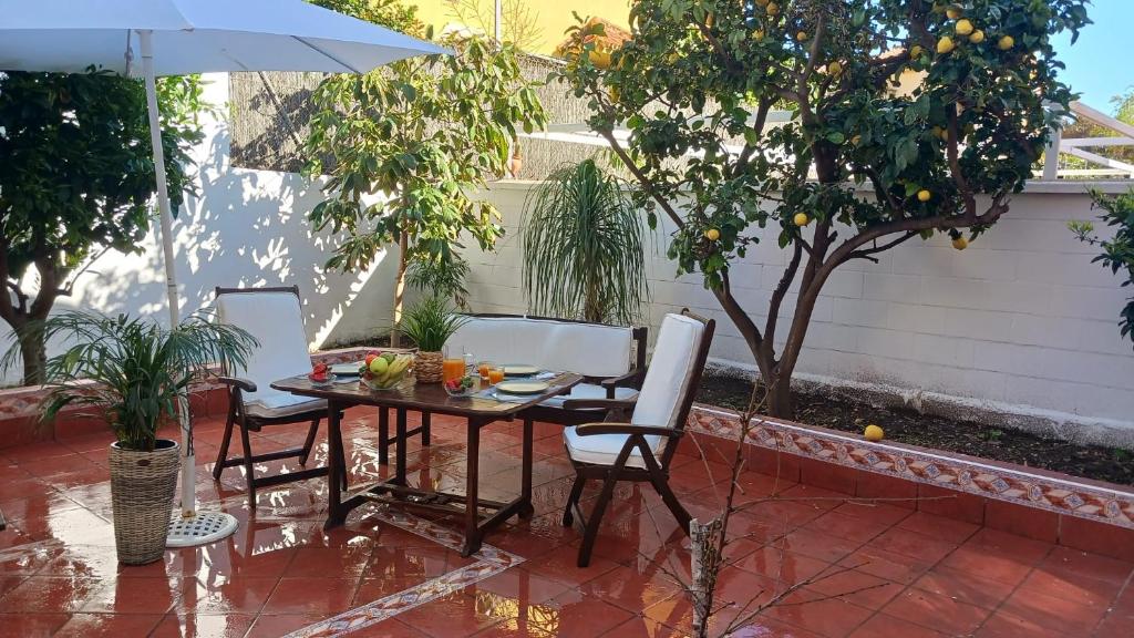 ベレス・マラガにあるCASA MARのパティオ(テーブル、椅子、パラソル付)