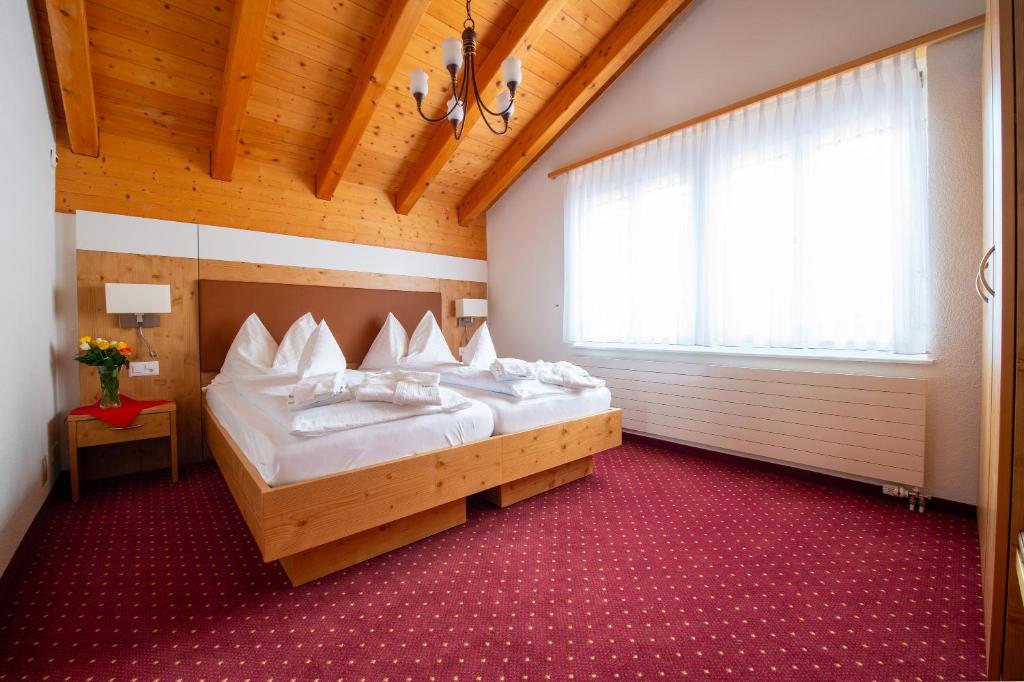 Postel nebo postele na pokoji v ubytování Hotel Grindelwalderhof