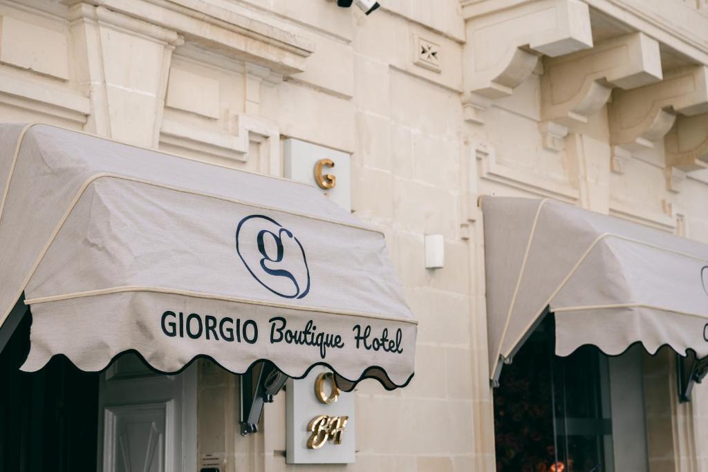 Certificado, premio, señal o documento que está expuesto en Giorgio Boutique Hotel