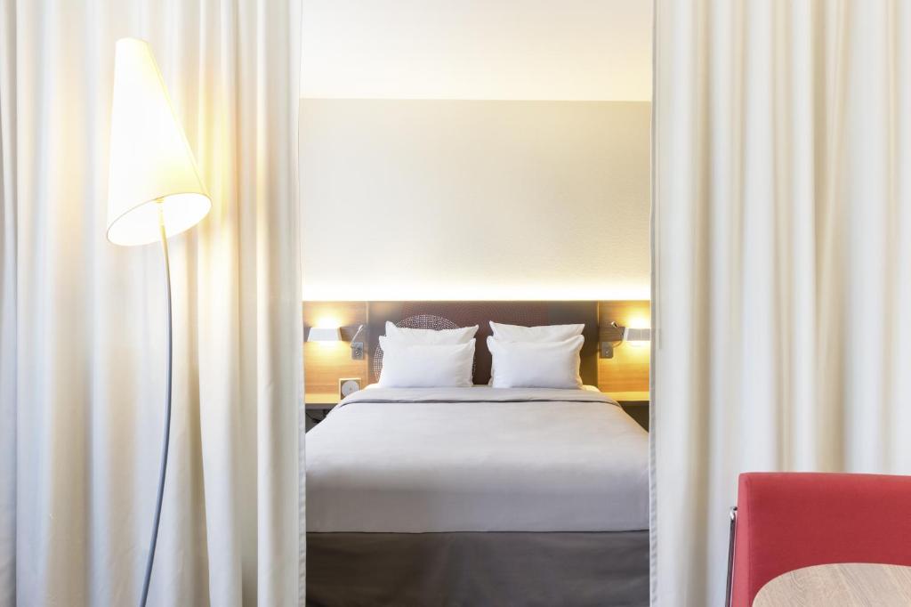 Postel nebo postele na pokoji v ubytování Novotel Suites Genève Aéroport