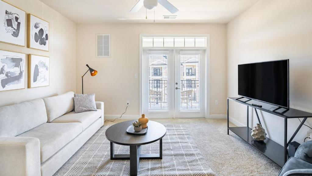 een woonkamer met een bank en een tv bij Landing Modern Apartment with Amazing Amenities (ID9174X16) in Fredericksburg