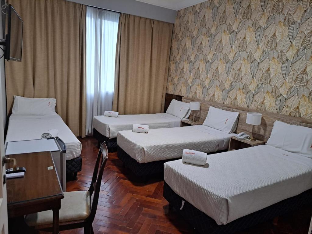 pokój hotelowy z 3 łóżkami i oknem w obiekcie HOTEL REGIS w BuenosAires