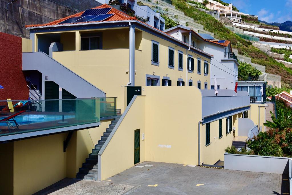 een balkon met uitzicht op een gebouw bij Villas Quinta da Lapa by AnaLodges in Câmara de Lobos