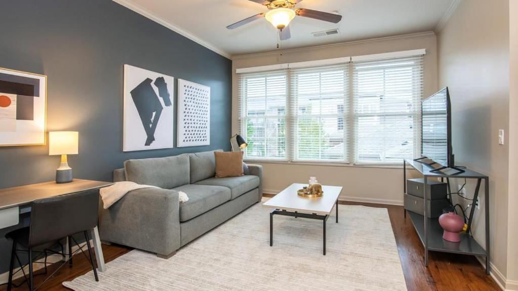 sala de estar con sofá y mesa en Landing Modern Apartment with Amazing Amenities (ID7805X76), en Huntsville