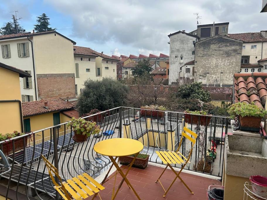 een patio met een tafel en stoelen op een balkon bij Studio Cento3Cento - Holiday & Business Apartment in Bologna