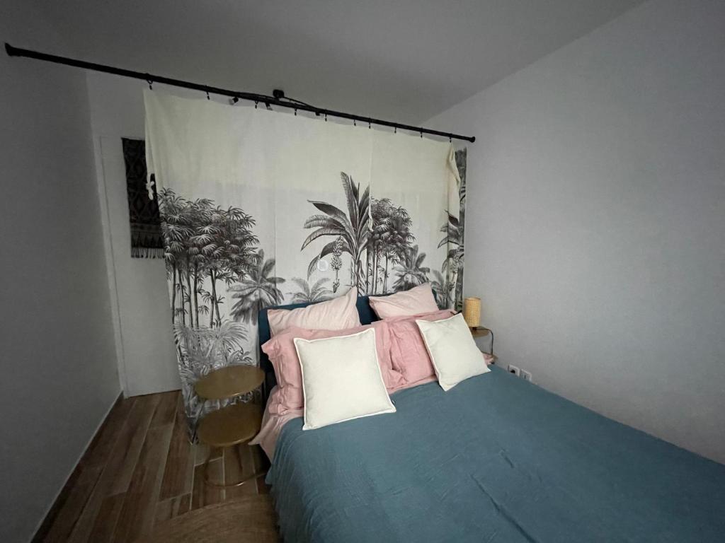 1 dormitorio con 1 cama con almohadas rosas y blancas en Luxury flat with parking space, en Châtillon