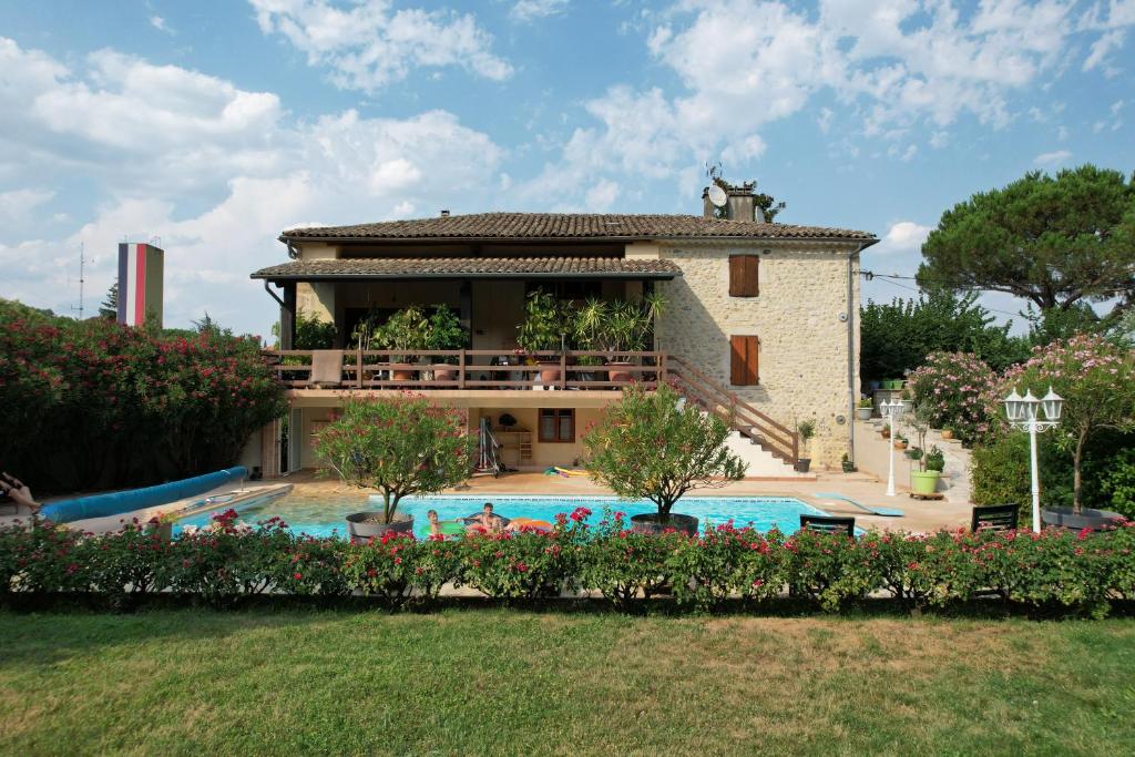 Bazén v ubytování Gîte 2 "Le Tilia " aux magnolias 3 étoiles nebo v jeho okolí
