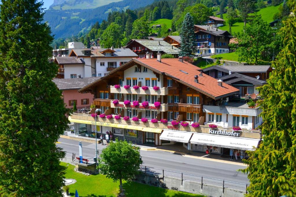 z góry widok na miasto w górach w obiekcie Hotel Grindelwalderhof w mieście Grindelwald