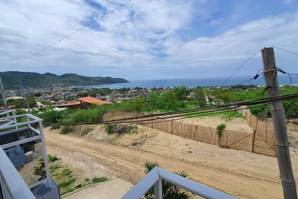 un chemin de terre avec l'océan en arrière-plan dans l'établissement Rest House Vista al Mar, à Puerto López