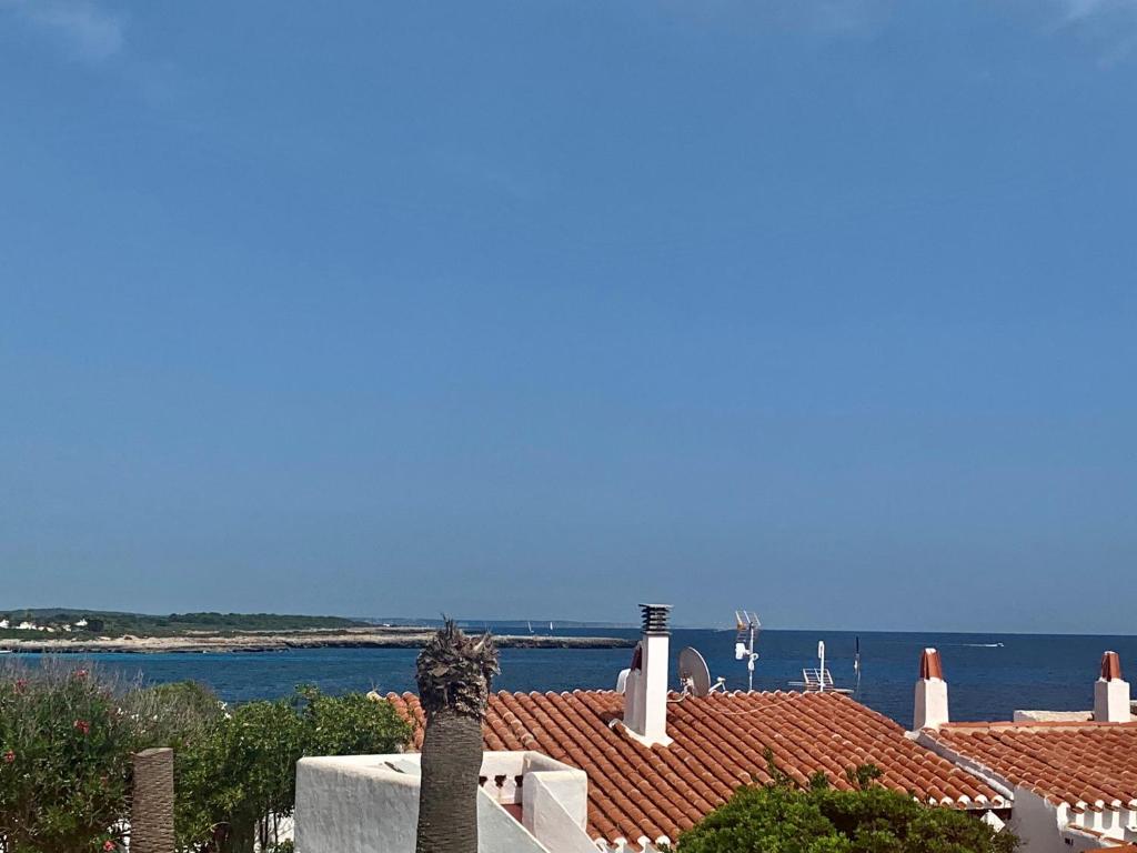 una vista del océano desde el techo de una casa en VILLA MAR, en Cala'n Bosch