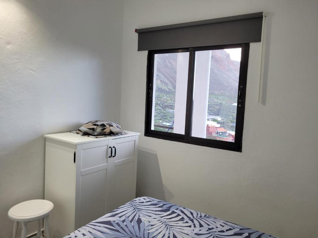 1 dormitorio con cama y ventana en Apartamento Roque Las Campanas en Tamaduste
