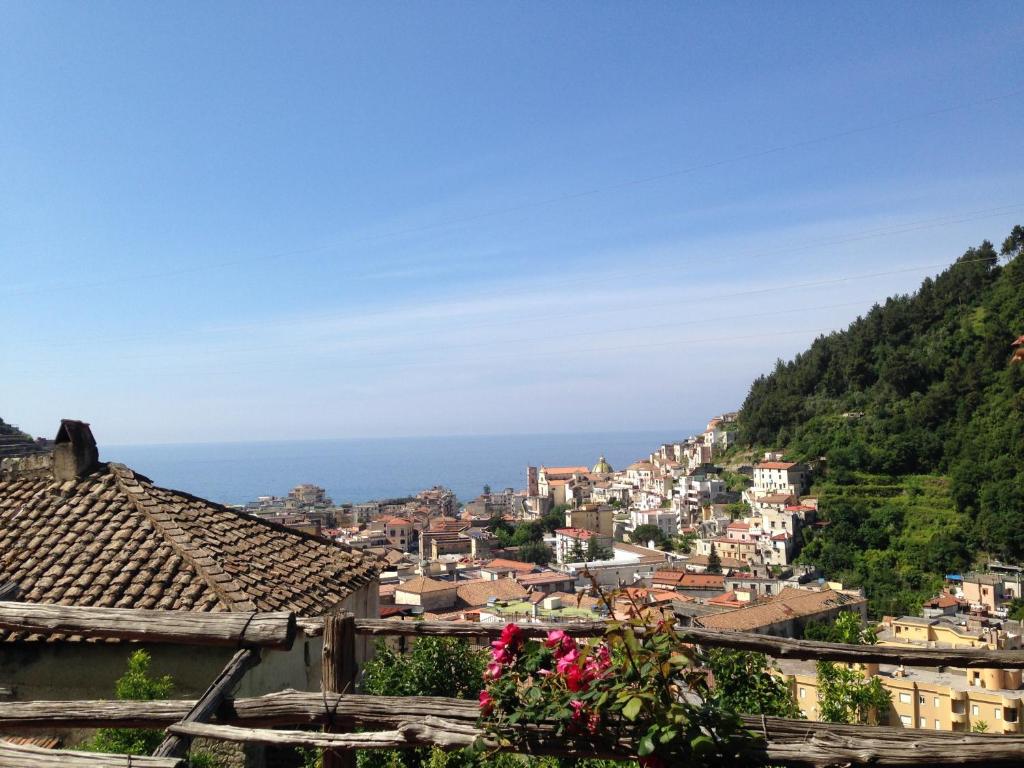 vistas a la ciudad desde la colina en Casa Ferrigno, en Maiori