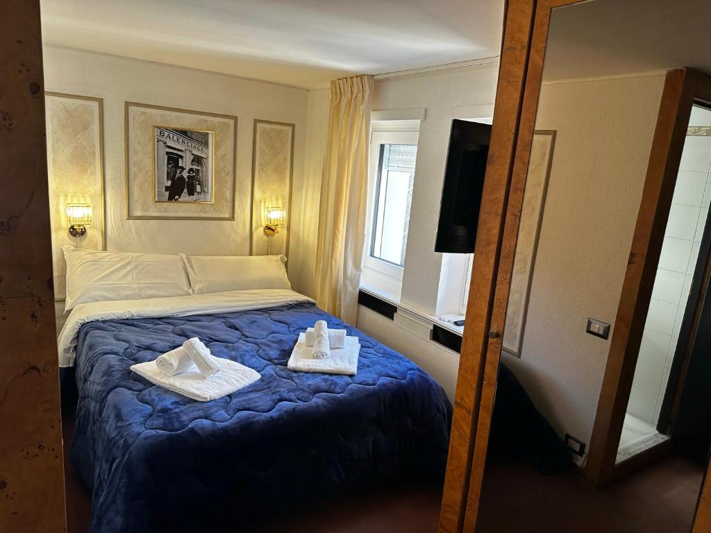 pokój hotelowy z łóżkiem z ręcznikami w obiekcie PARIOLI LUXURY SUITE III w Rzymie