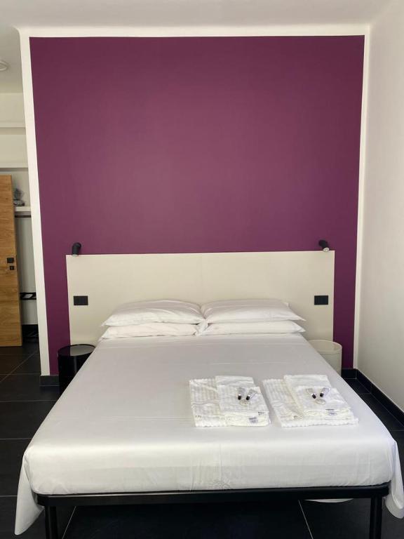 A bed or beds in a room at AMARENA B&B Porto Recanati
