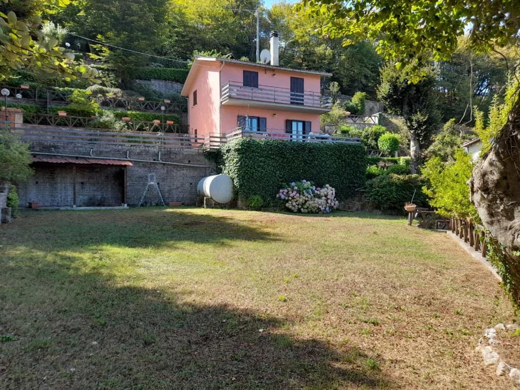Serrone的住宿－CASA VACANZA LE TERRAZZE，一座大院子,后面有一间粉红色的房子