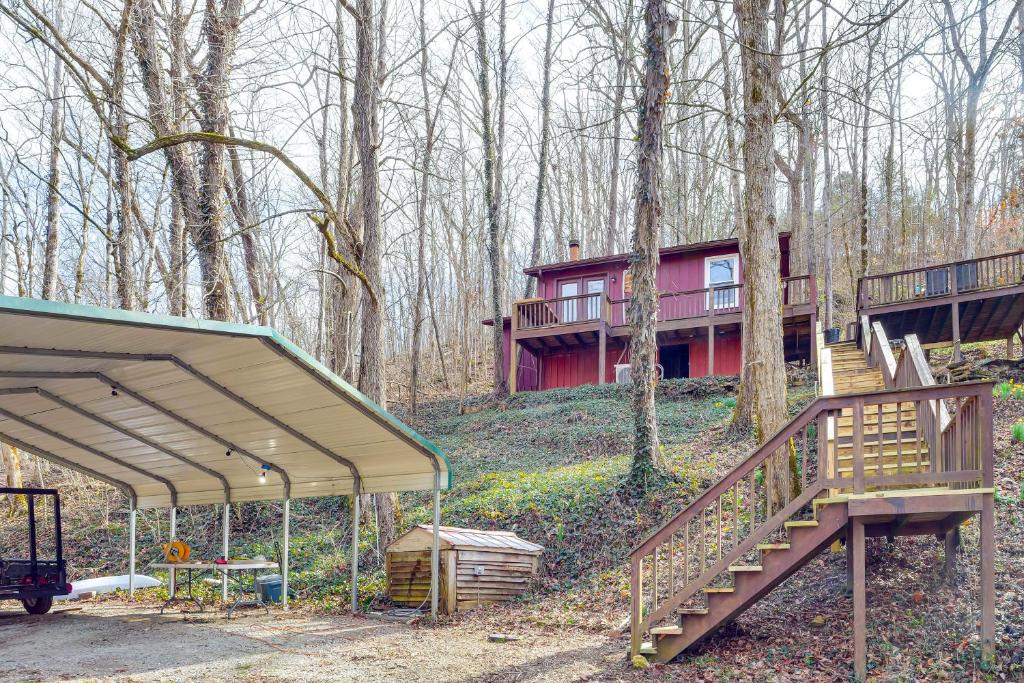 uma casa na floresta com um deque e escadas em Cozy Tennessee Cabin with Deck, Grill and Fireplace! em Smithville