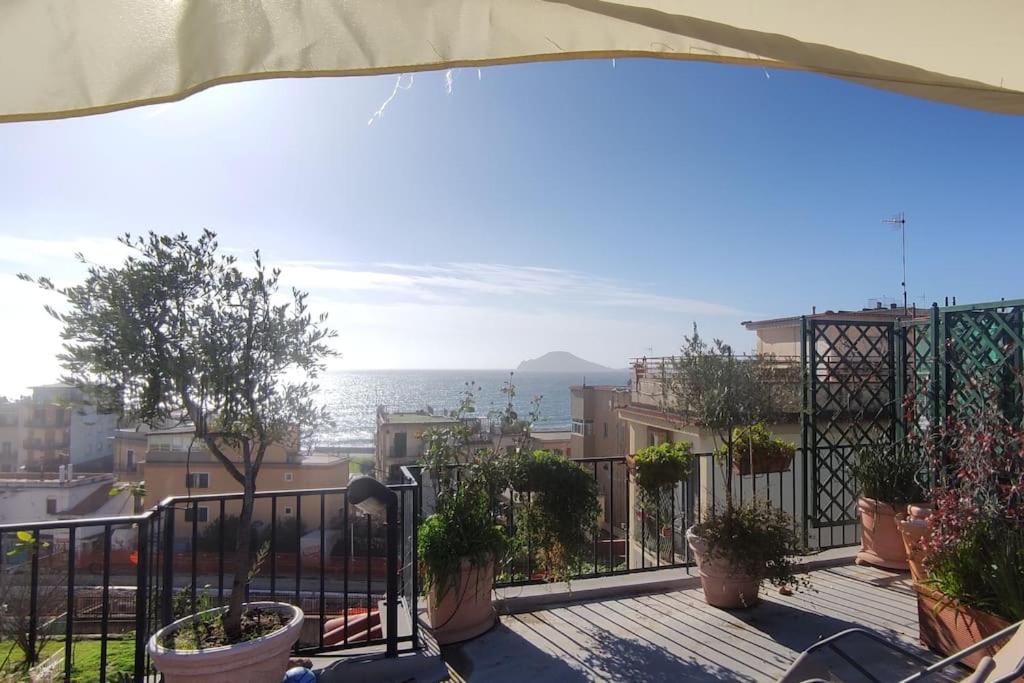 balcón con vistas al océano en Stunning penthouse with terrace, en Pozzuoli