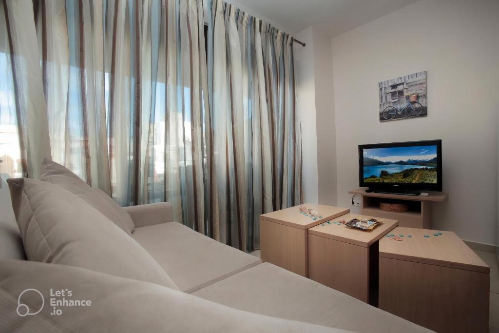 Televízia a/alebo spoločenská miestnosť v ubytovaní Onyx city Center Apartment With parking