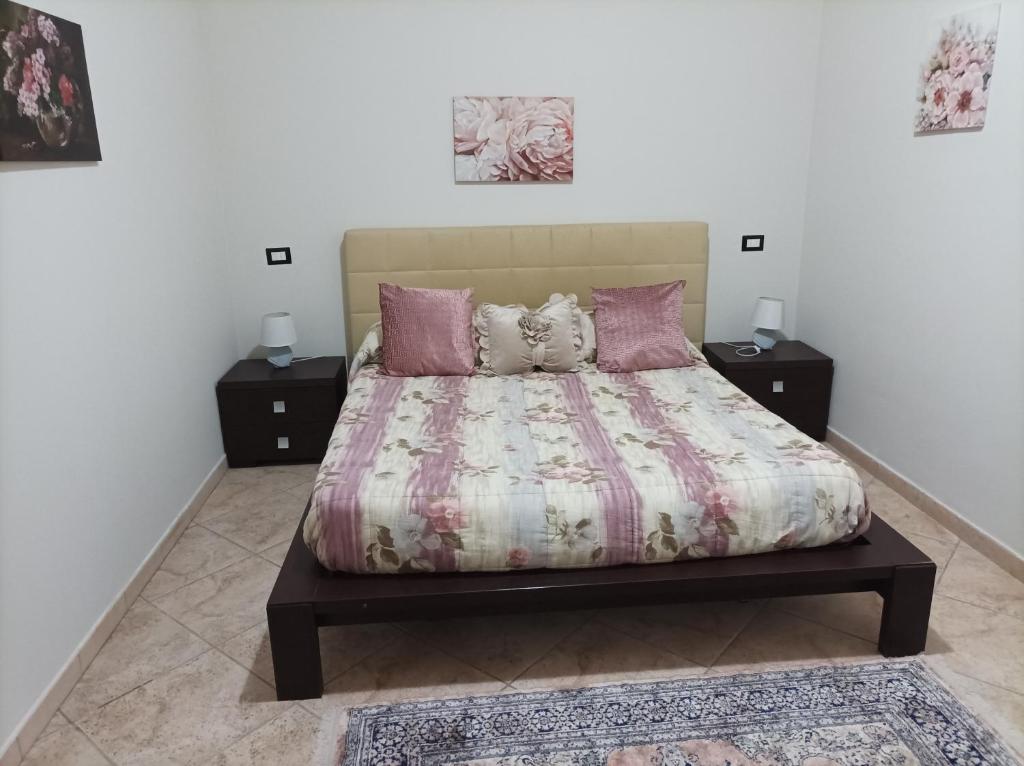 Casa mario في Piedimonte San Germano: غرفة نوم مع سرير مع مواقف ليلتين