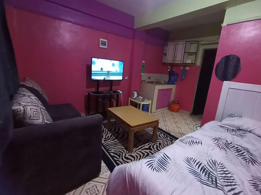 un soggiorno con letto e TV di Wamusa Homes at Chaka a Kiganjo