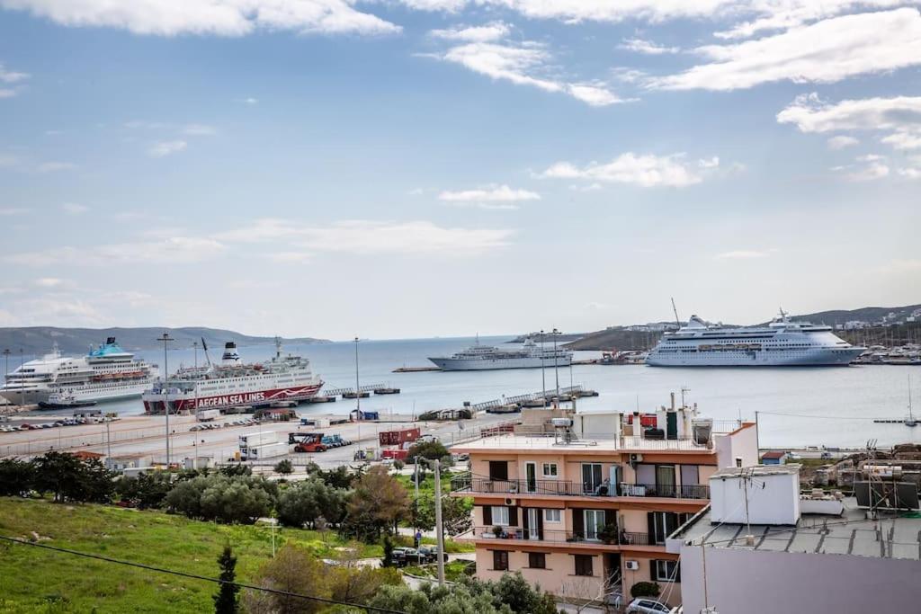 ein Hafen mit mehreren Kreuzfahrtschiffen im Wasser in der Unterkunft Seafront central Apt in Lavrio in Lávrio