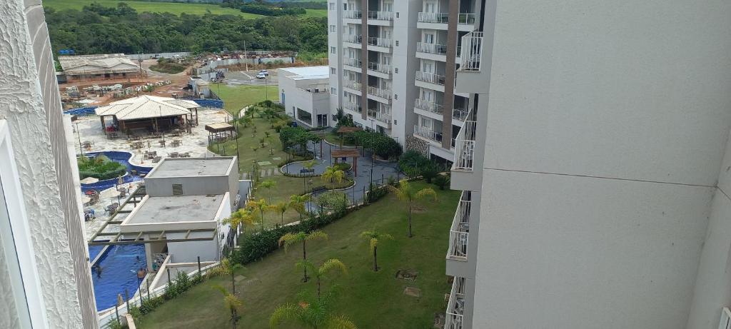 une vue aérienne sur un parc au milieu d'un bâtiment dans l'établissement Lagoa Ecotawer, à Caldas Novas