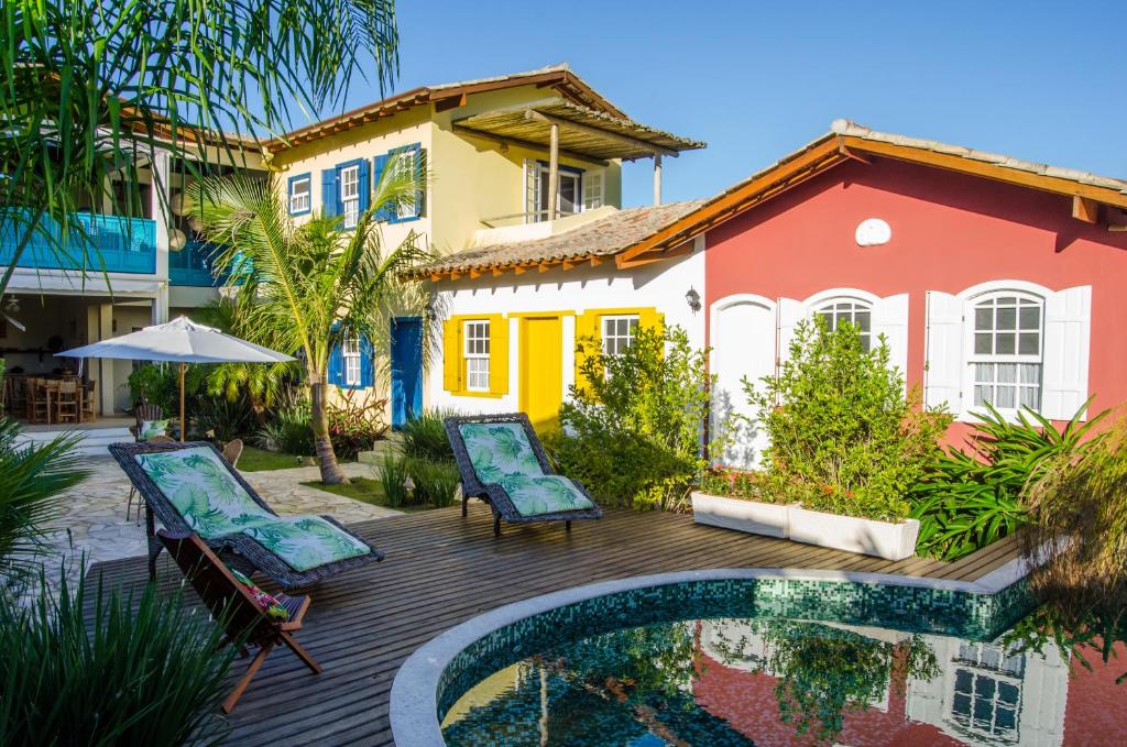 ein Haus mit einem Pool vor einem Haus in der Unterkunft Quinta Brasilis Boutique Hotel Paraty in Paraty