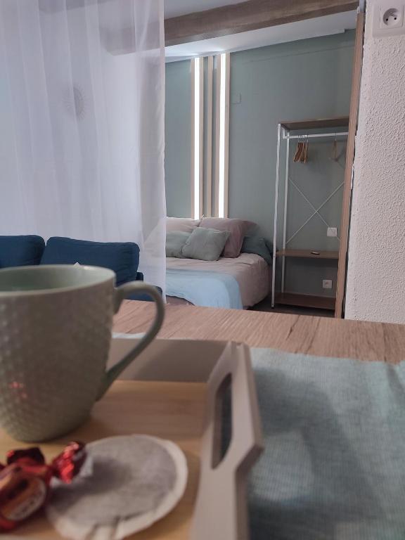 - une tasse de café assise sur une table dans l'établissement Studio Cosy dans la maison d'enfance de Jean Giono, à Manosque
