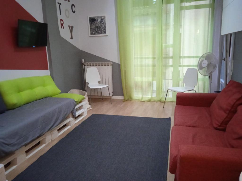 een woonkamer met een bed en een bank bij Arona 'Paleo 2' in Arona