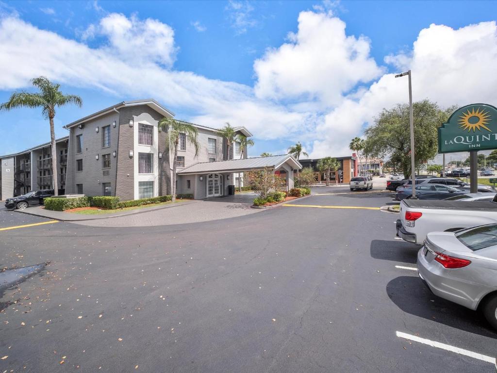 La Quinta Inn by Wyndham Miami Airport North photo
