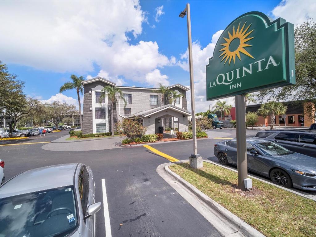 La Quinta Inn by Wyndham Miami Airport North photo