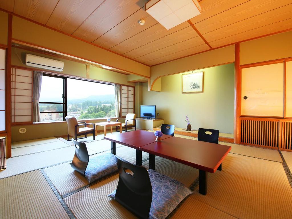 Hotel Taiko - Vacation STAY 21755v في ميوكو: غرفة مع طاولة وكراسي في غرفة