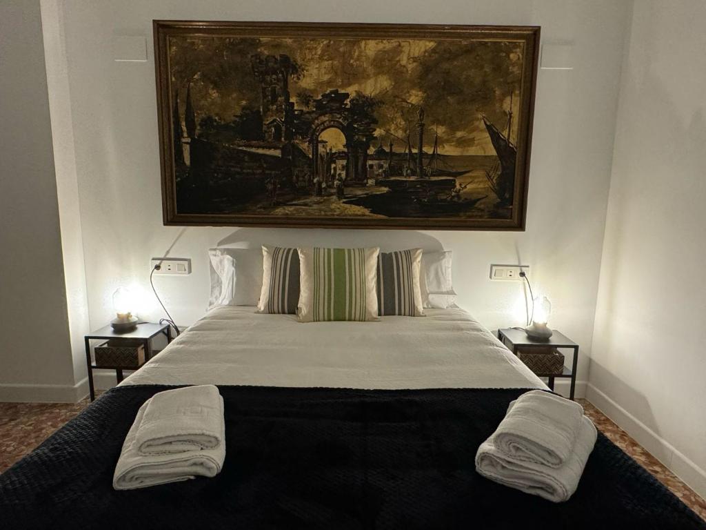 1 dormitorio con 1 cama grande y 2 mesitas de noche en Casa Los Valenzuela, en Córdoba